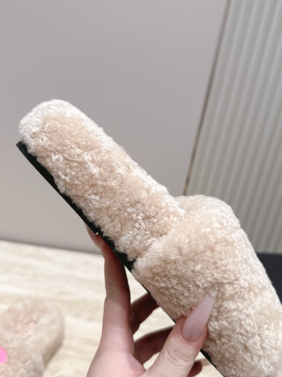 D3772 Chanel New-style fur slippers! — image 8