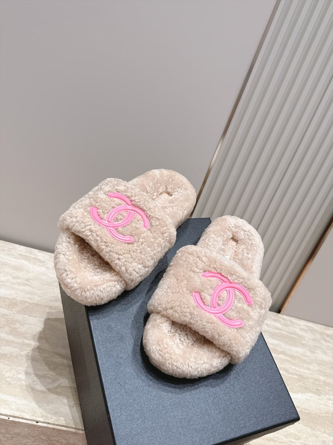 D3772 Chanel New-style fur slippers! — image 5