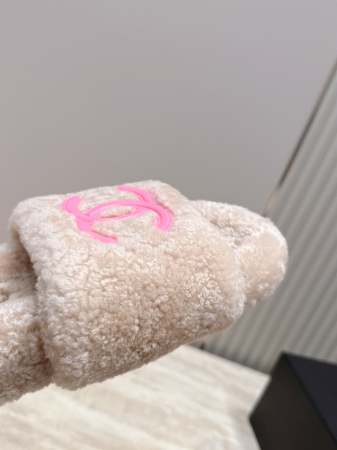 D3772 Chanel New-style fur slippers! — image 6