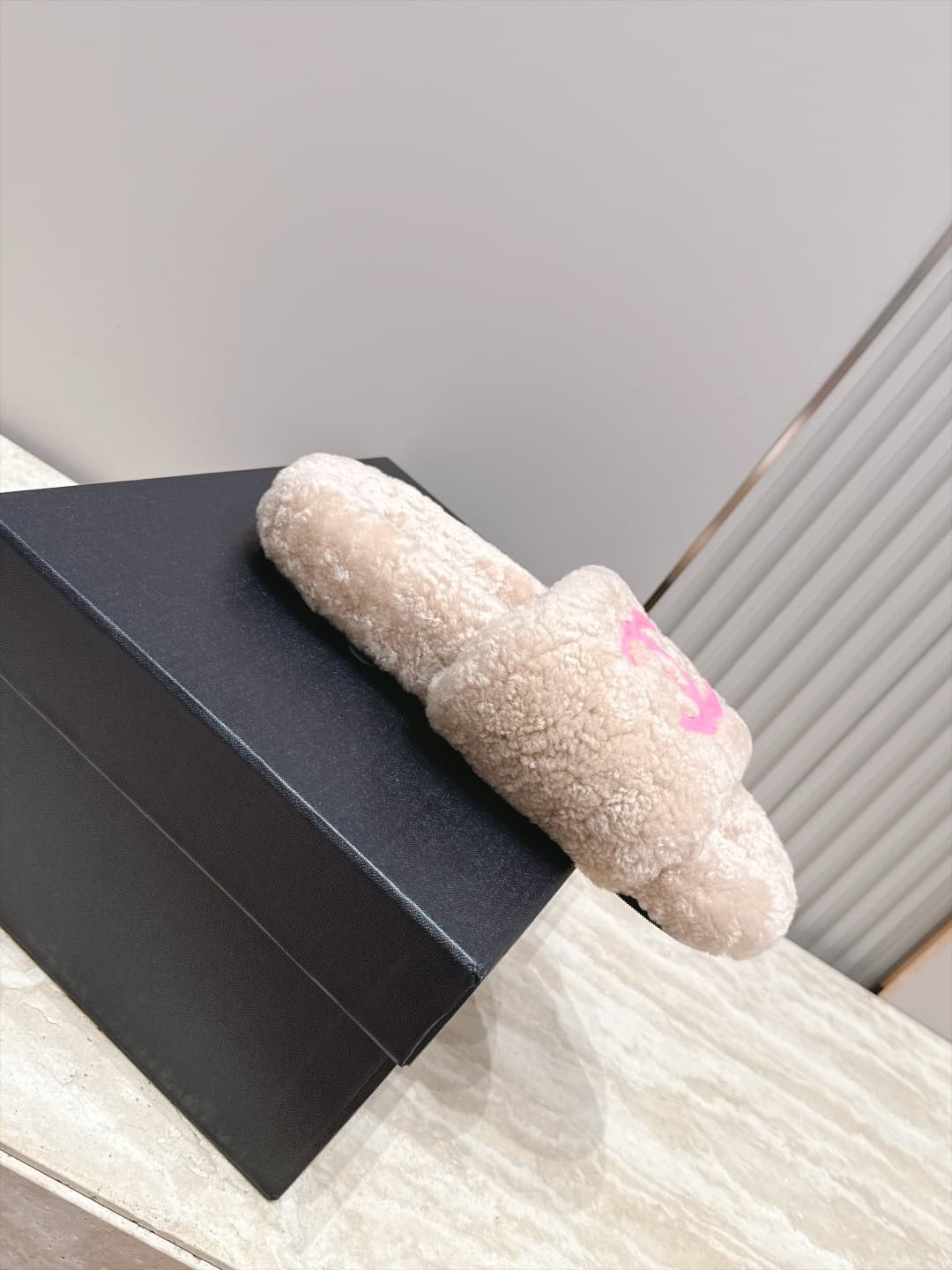 D3772 Chanel New-style fur slippers! — image 4