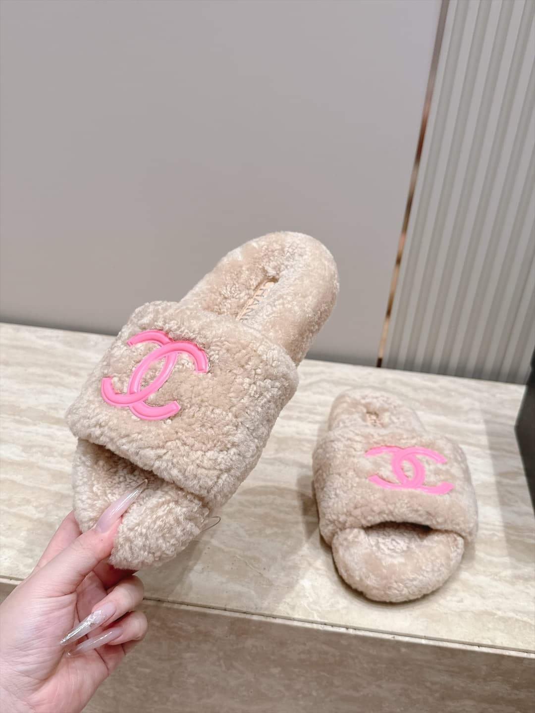 D3772 Chanel New-style fur slippers! — image 3