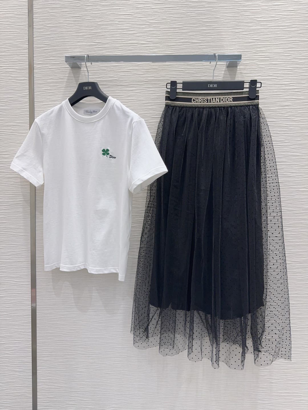 C18514 2026SS New model: Clover-embroidered T-shirt + polka-dot fleece skirt. The round-necked short-sleeved T-shirt looks cute; the clover embroidery on the chest serves as a subtle symbol of good luck. The fine stitches make it feel like luck is “worn o — image 1