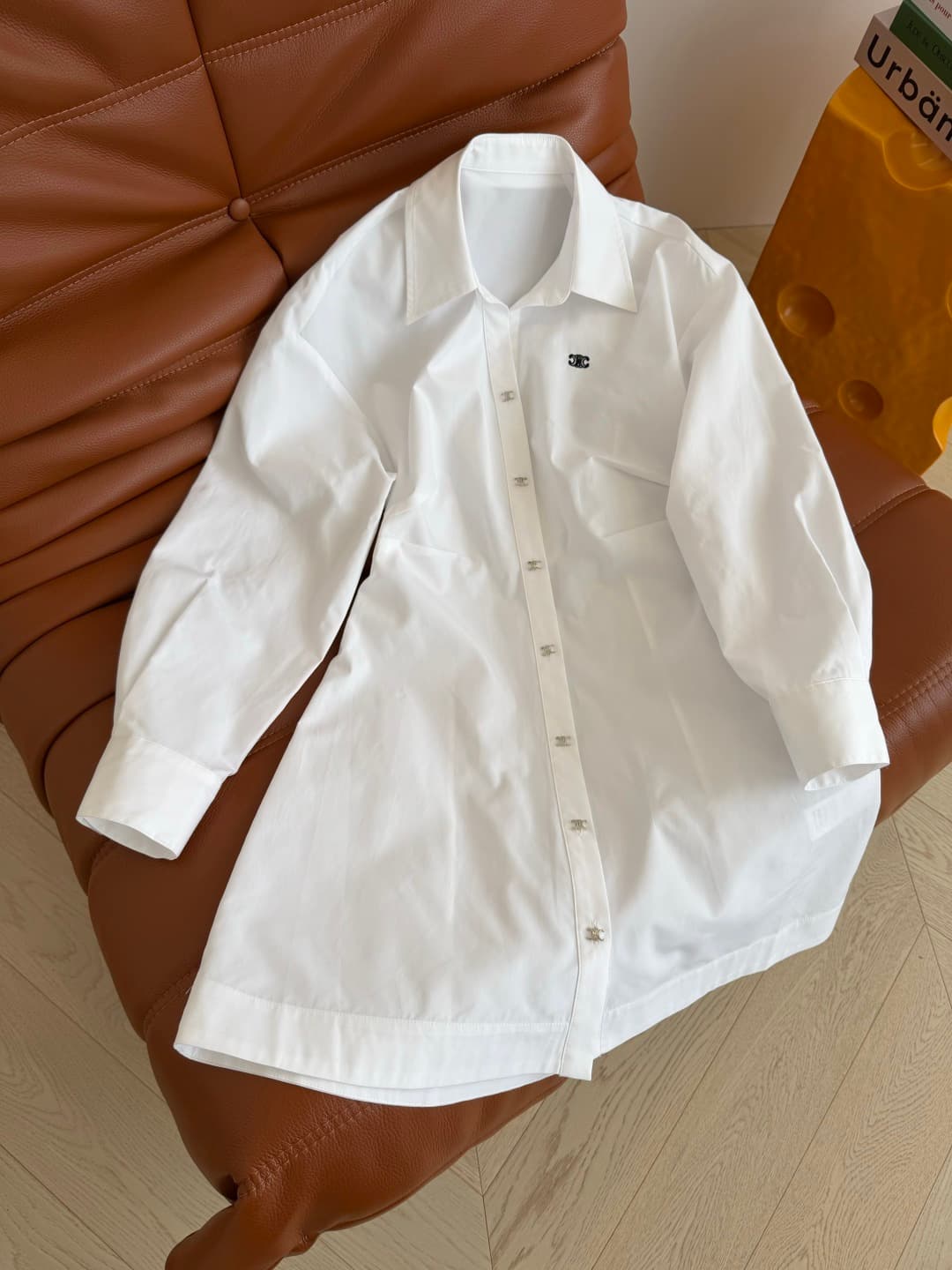 C18428 26 Spring/Summer – Triumph Arch logo embroidered design dress. A row of silver Triumph Arch buttons for decoration. An essential shirt dress for daily use; suitable for both work and vacation shopping. Shoulder-pull design, with a pleated waistline — image 4