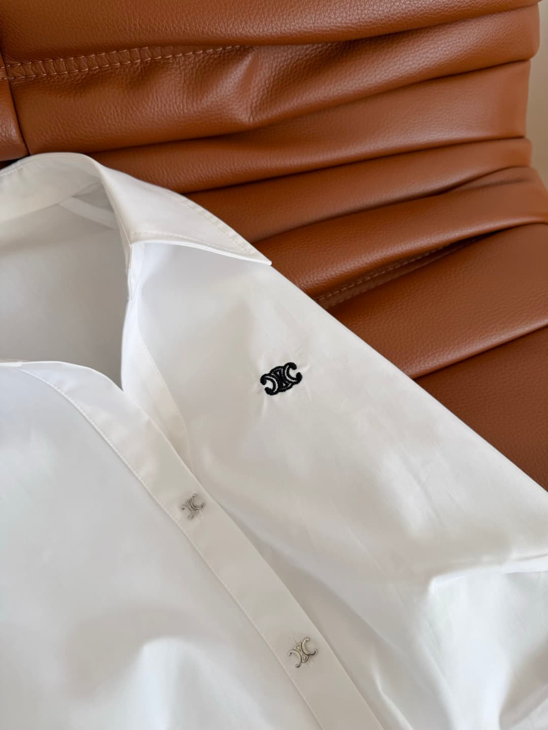 C18428 26 Spring/Summer – Triumph Arch logo embroidered design dress. A row of silver Triumph Arch buttons for decoration. An essential shirt dress for daily use; suitable for both work and vacation shopping. Shoulder-pull design, with a pleated waistline — image 5
