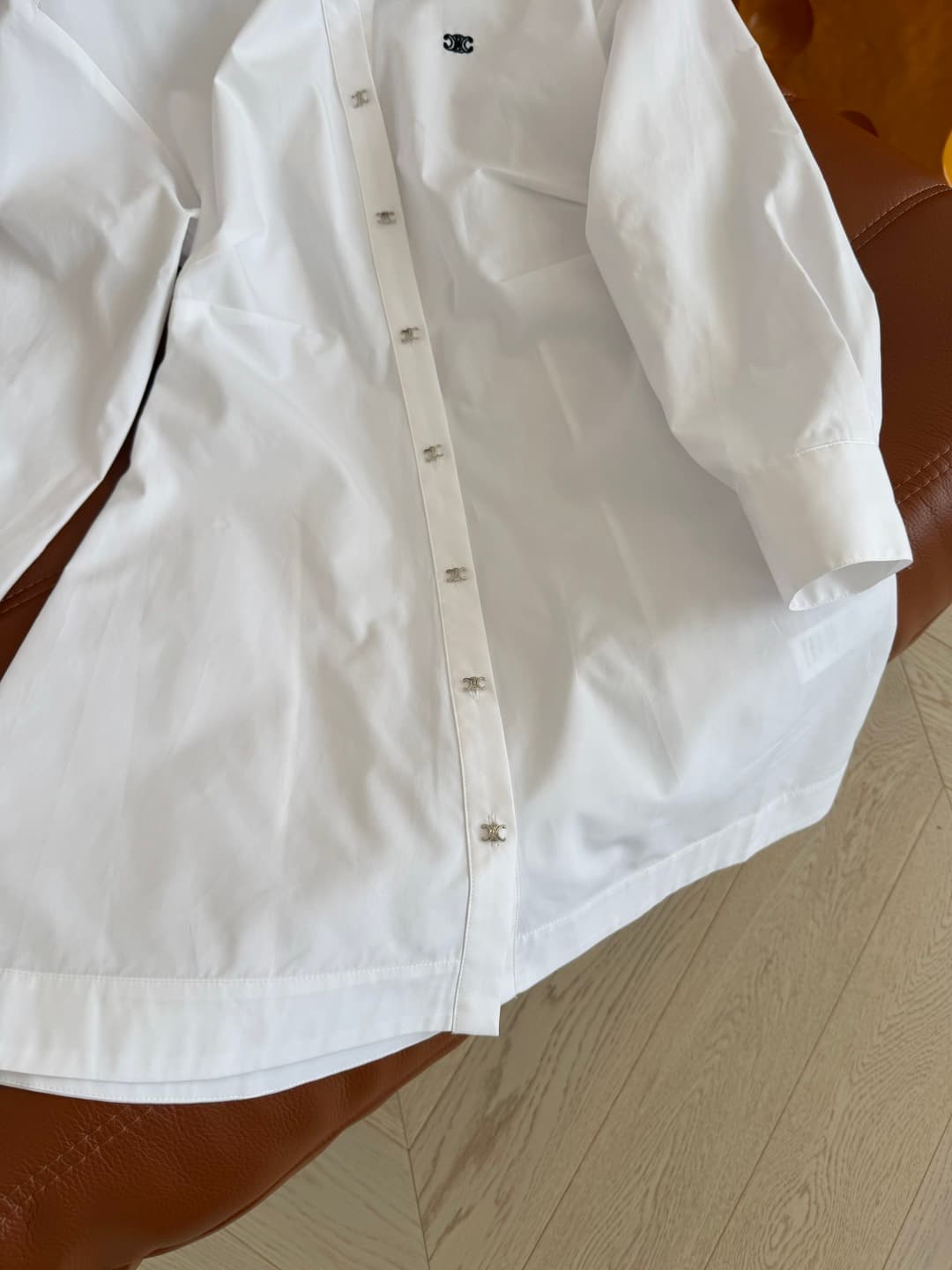 C18428 26 Spring/Summer – Triumph Arch logo embroidered design dress. A row of silver Triumph Arch buttons for decoration. An essential shirt dress for daily use; suitable for both work and vacation shopping. Shoulder-pull design, with a pleated waistline — image 8