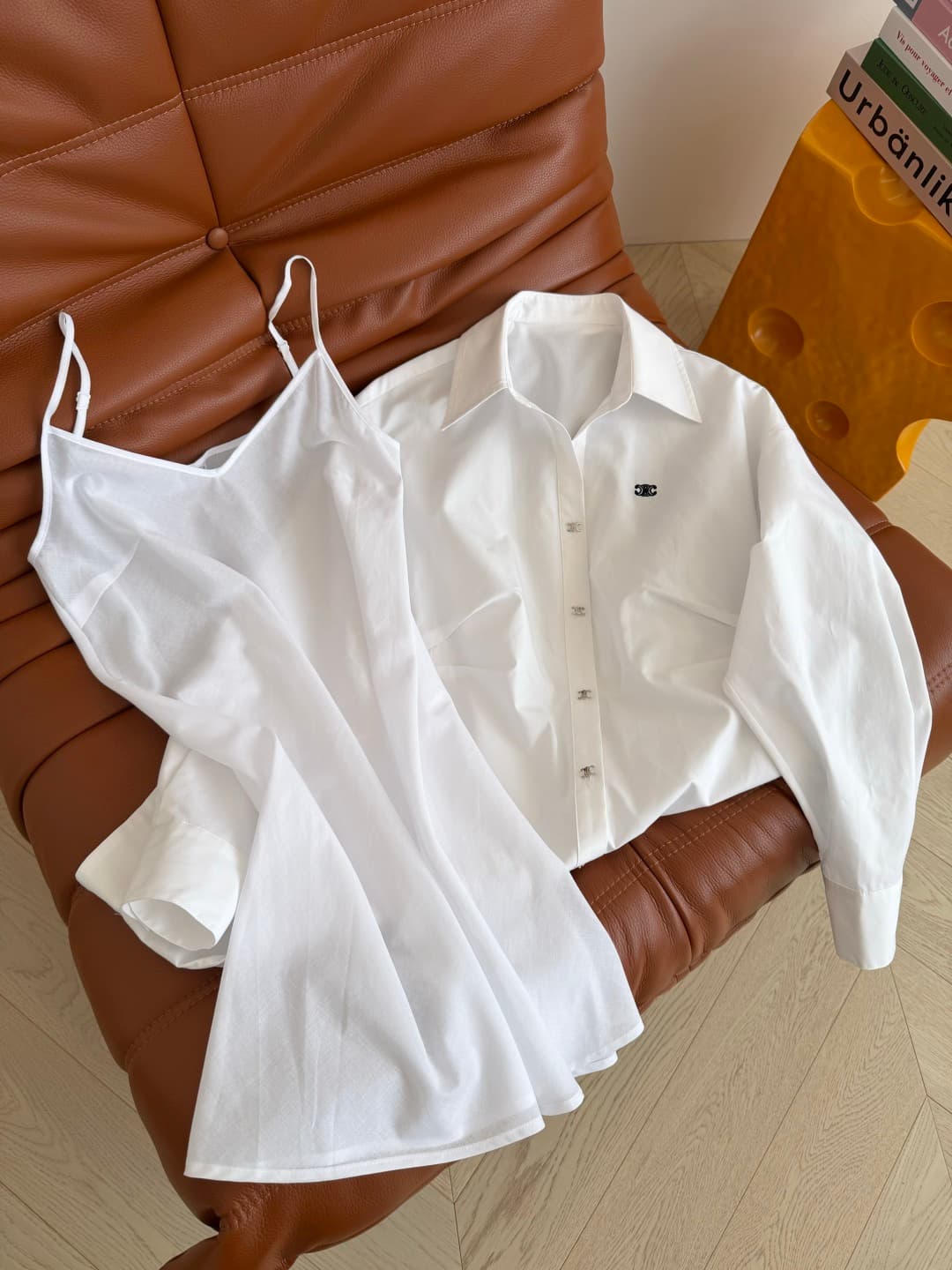 C18428 26 Spring/Summer – Triumph Arch logo embroidered design dress. A row of silver Triumph Arch buttons for decoration. An essential shirt dress for daily use; suitable for both work and vacation shopping. Shoulder-pull design, with a pleated waistline — image 2