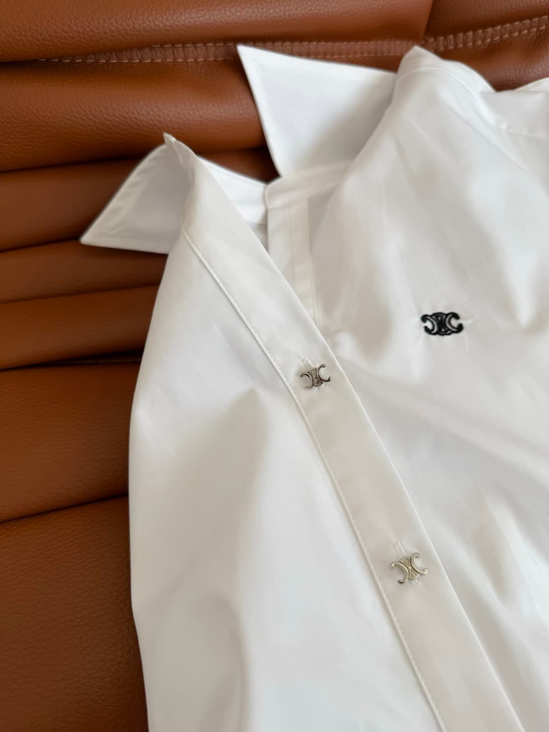 C18428 26 Spring/Summer – Triumph Arch logo embroidered design dress. A row of silver Triumph Arch buttons for decoration. An essential shirt dress for daily use; suitable for both work and vacation shopping. Shoulder-pull design, with a pleated waistline — image 6
