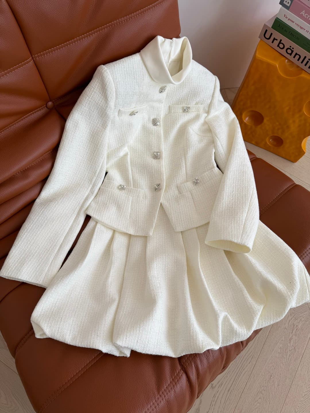 C18412 Elegant style, vintage/retro fashion,假两件 design dress suitable for important occasions. Perfect for daily commuting. Designed with a coat and half-skirt combination, highlighting a perfect body proportion. It mimics the look of vintage Korean drama — image 3