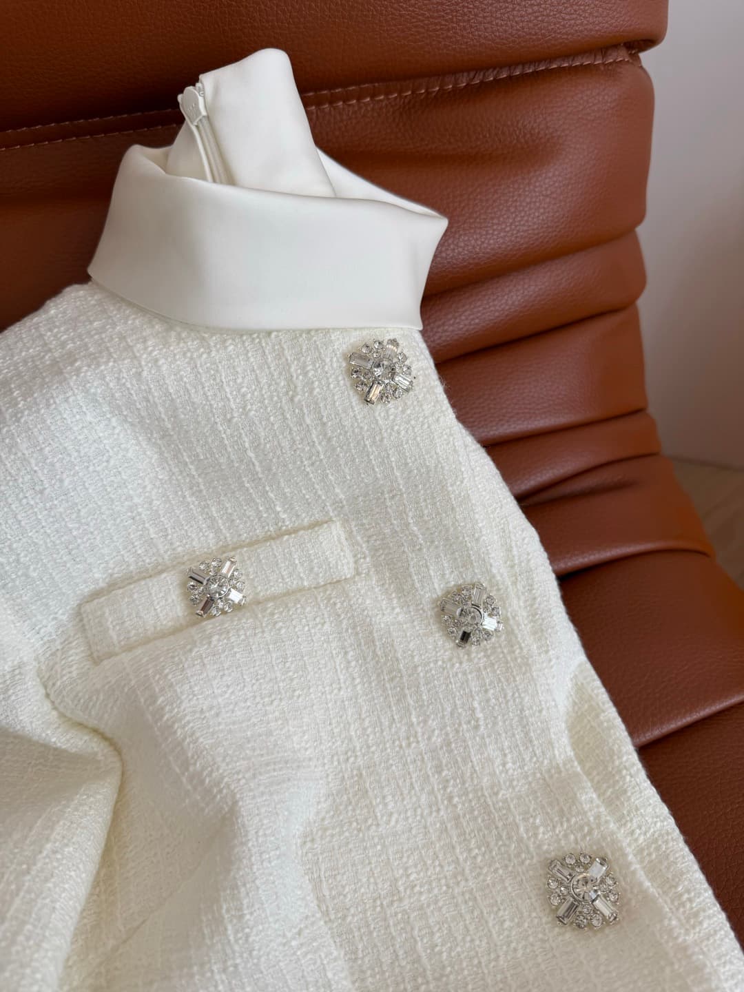 C18412 Elegant style, vintage/retro fashion,假两件 design dress suitable for important occasions. Perfect for daily commuting. Designed with a coat and half-skirt combination, highlighting a perfect body proportion. It mimics the look of vintage Korean drama — image 5