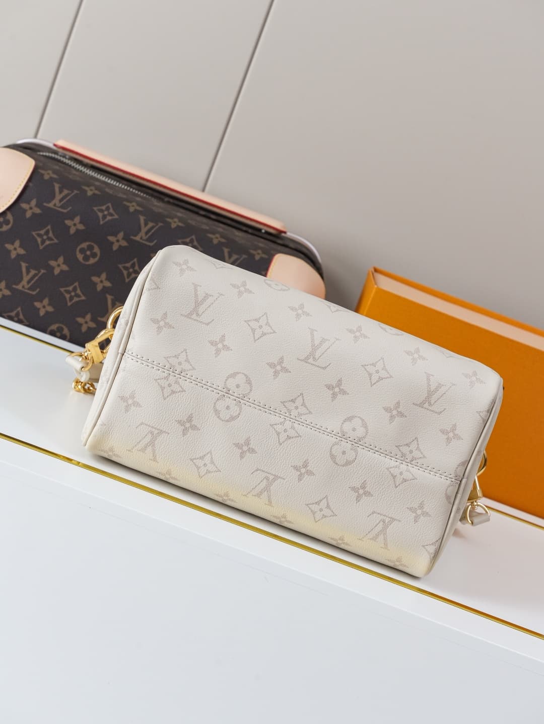 C5257 [Dynamic 163c01 Chip] M26690 White – Top-quality original model [Exclusive background footage]. This Speedy Bandoulière 25 handbag features leather with a soft texture similar to a pillow, adding a modern touch to the LV Bliss series. The classic Mo — image 5