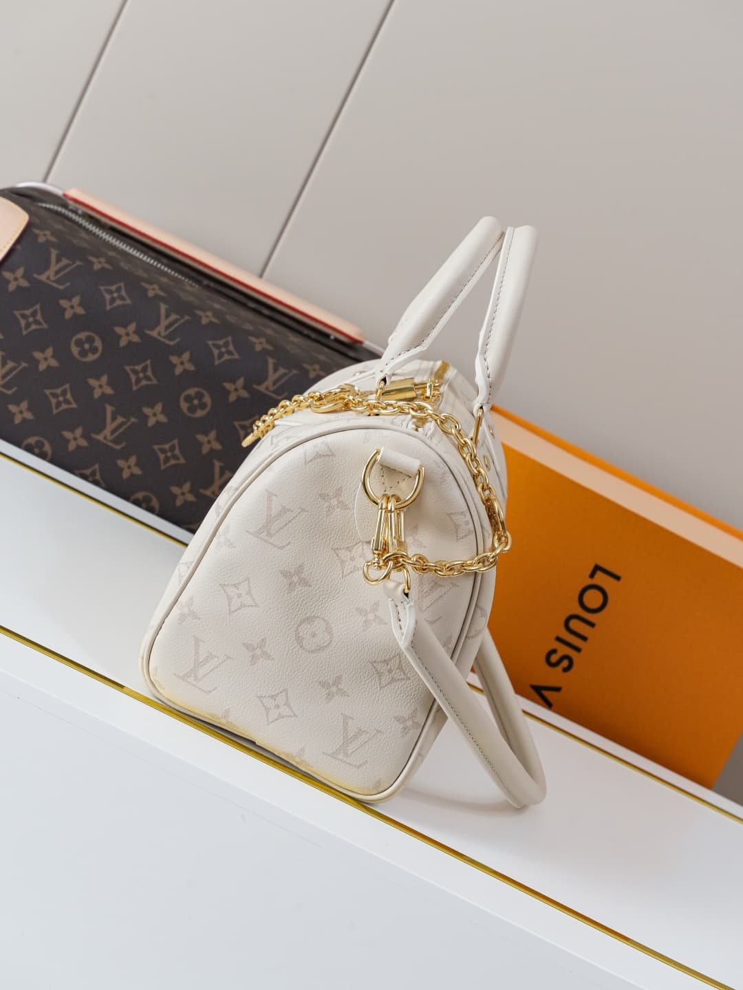 C5257 [Dynamic 163c01 Chip] M26690 White – Top-quality original model [Exclusive background footage]. This Speedy Bandoulière 25 handbag features leather with a soft texture similar to a pillow, adding a modern touch to the LV Bliss series. The classic Mo — image 2