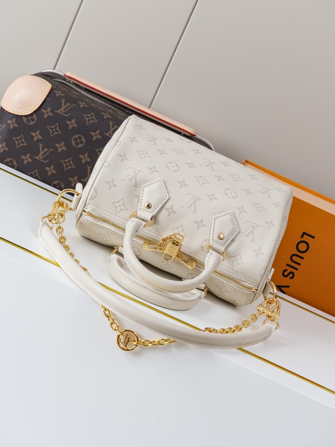 C5257 [Dynamic 163c01 Chip] M26690 White – Top-quality original model [Exclusive background footage]. This Speedy Bandoulière 25 handbag features leather with a soft texture similar to a pillow, adding a modern touch to the LV Bliss series. The classic Mo — image 4