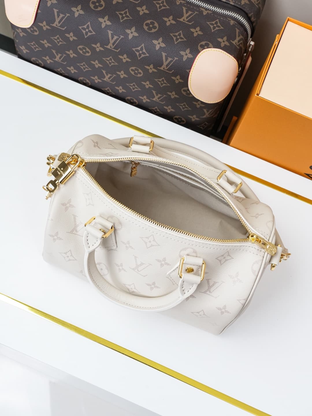 C5257 [Dynamic 163c01 Chip] M26690 White – Top-quality original model [Exclusive background footage]. This Speedy Bandoulière 25 handbag features leather with a soft texture similar to a pillow, adding a modern touch to the LV Bliss series. The classic Mo — image 6