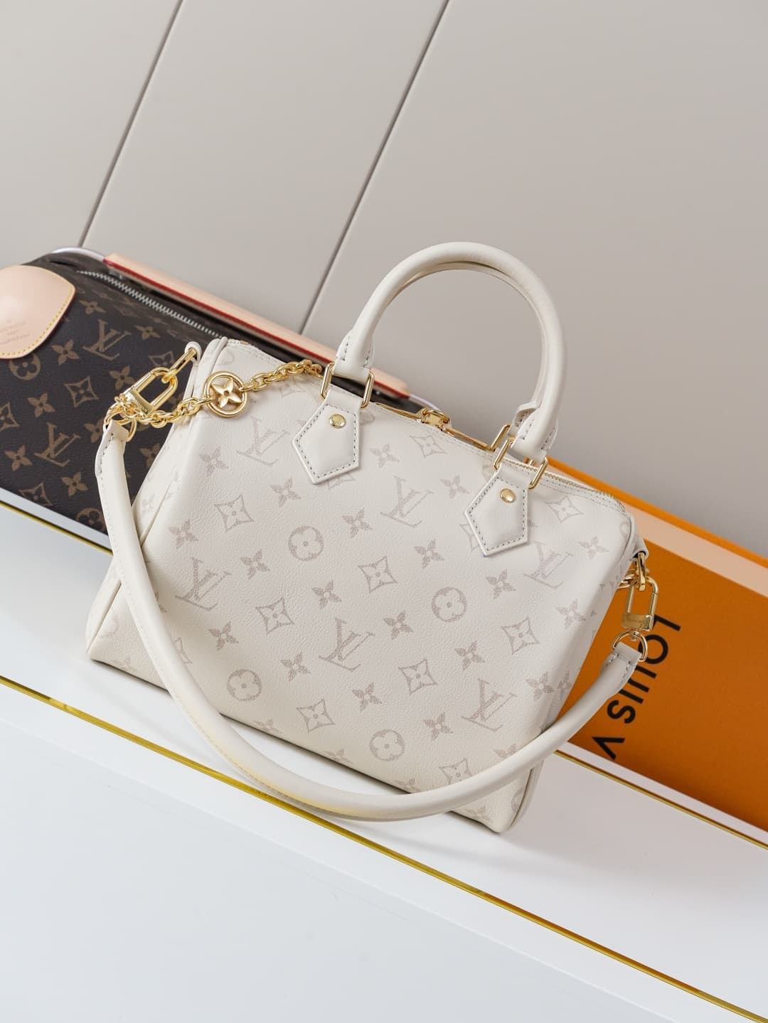 C5257 [Dynamic 163c01 Chip] M26690 White – Top-quality original model [Exclusive background footage]. This Speedy Bandoulière 25 handbag features leather with a soft texture similar to a pillow, adding a modern touch to the LV Bliss series. The classic Mo — image 3