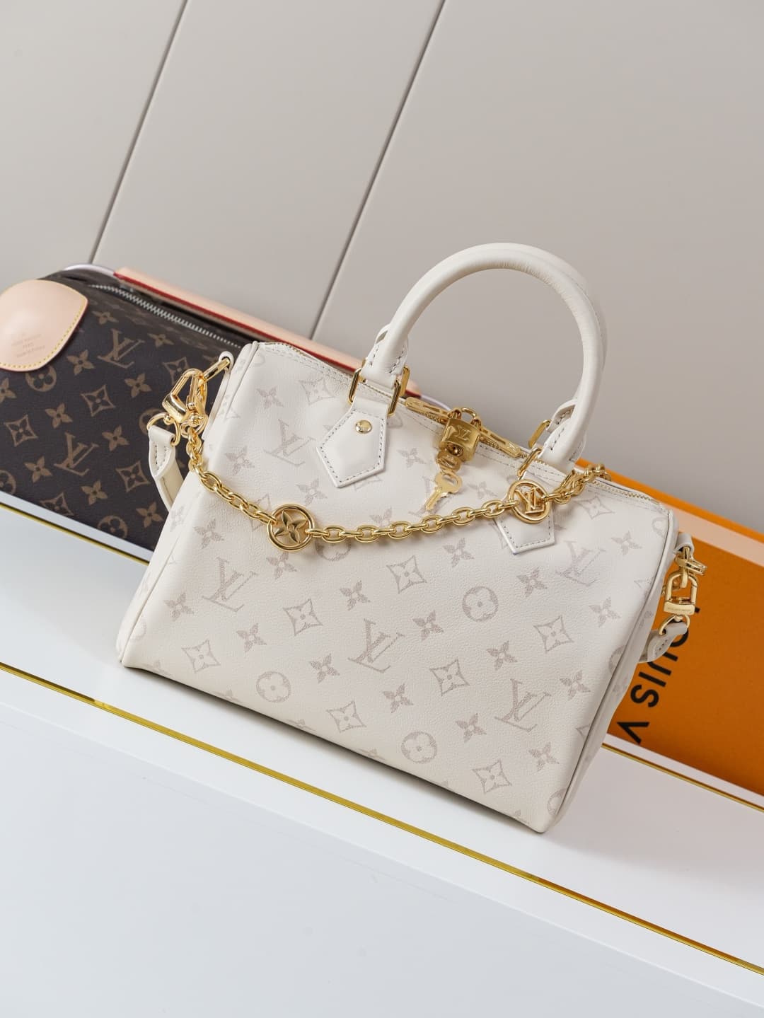 C5257 [Dynamic 163c01 Chip] M26690 White – Top-quality original model [Exclusive background footage]. This Speedy Bandoulière 25 handbag features leather with a soft texture similar to a pillow, adding a modern touch to the LV Bliss series. The classic Mo — image 1