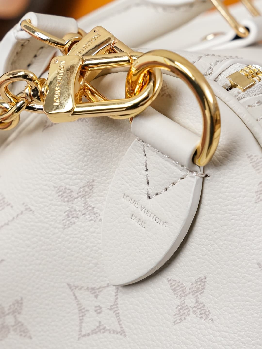 C5257 [Dynamic 163c01 Chip] M26690 White – Top-quality original model [Exclusive background footage]. This Speedy Bandoulière 25 handbag features leather with a soft texture similar to a pillow, adding a modern touch to the LV Bliss series. The classic Mo — image 7