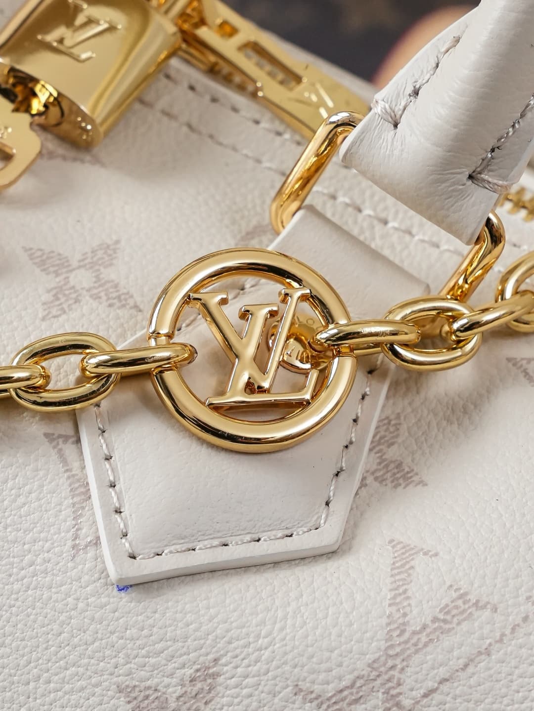 C5257 [Dynamic 163c01 Chip] M26690 White – Top-quality original model [Exclusive background footage]. This Speedy Bandoulière 25 handbag features leather with a soft texture similar to a pillow, adding a modern touch to the LV Bliss series. The classic Mo — image 8