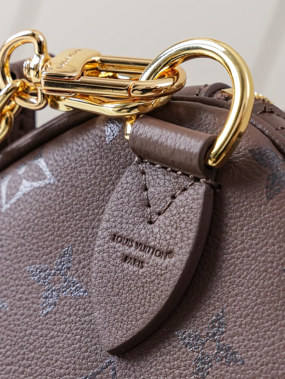 C5258 【Dynamic 163c01 Chip】M26691 brownish tone – premium original items 【Exclusive background footage】 This Speedy Bandoulière 25 handbag features leather with a soft texture similar to a pillow, adding a modern touch to the LV Bliss series. The classic  — image 6