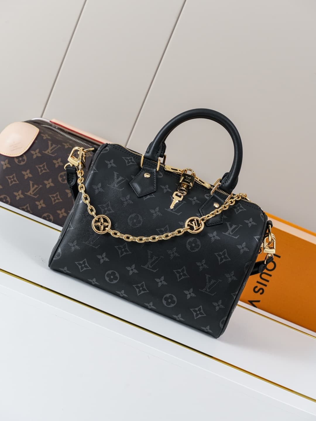 C5256 [Dynamic 163c01 Chip] M26486 Black – Exclusive original items [Exclusive background footage] This Speedy Bandoulière 25 handbag features leather with a soft, pillow-like texture, adding a modern touch to the LV Bliss series. The classic Monogram pat — image 1