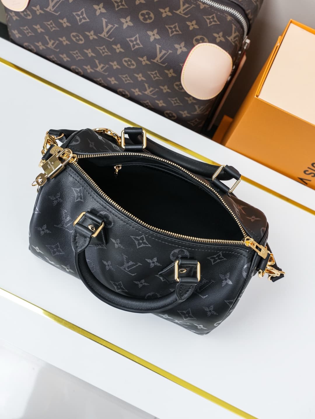 C5256 [Dynamic 163c01 Chip] M26486 Black – Exclusive original items [Exclusive background footage] This Speedy Bandoulière 25 handbag features leather with a soft, pillow-like texture, adding a modern touch to the LV Bliss series. The classic Monogram pat — image 7