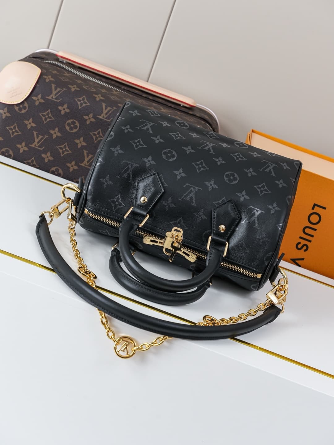 C5256 [Dynamic 163c01 Chip] M26486 Black – Exclusive original items [Exclusive background footage] This Speedy Bandoulière 25 handbag features leather with a soft, pillow-like texture, adding a modern touch to the LV Bliss series. The classic Monogram pat — image 4