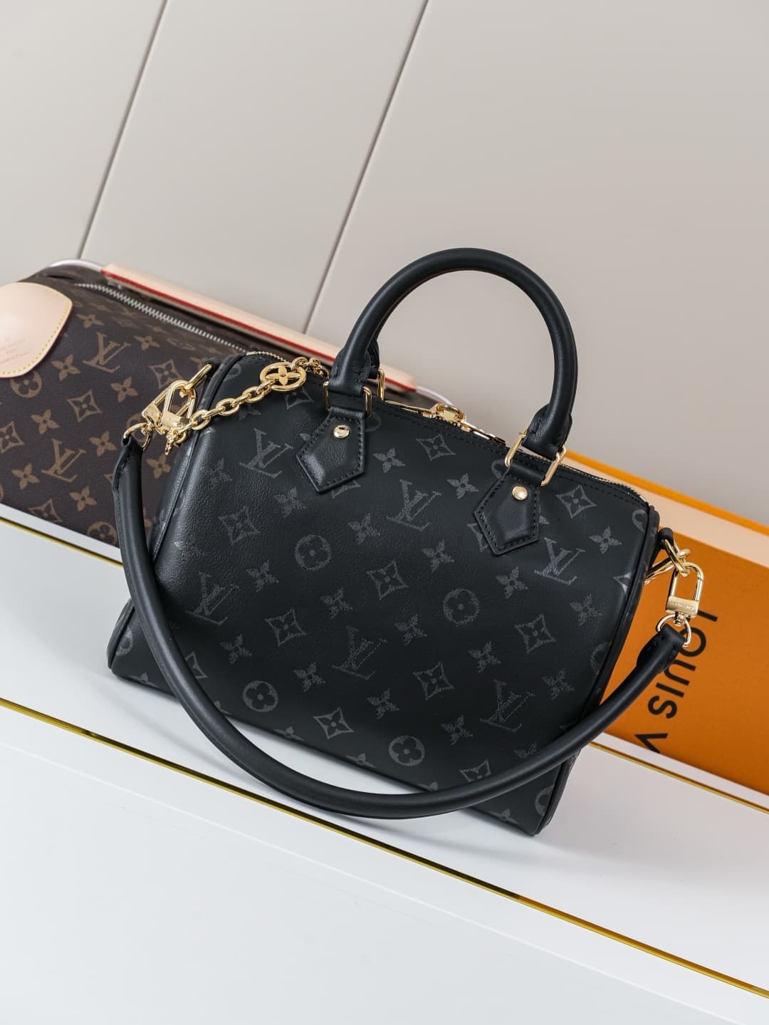 C5256 [Dynamic 163c01 Chip] M26486 Black – Exclusive original items [Exclusive background footage] This Speedy Bandoulière 25 handbag features leather with a soft, pillow-like texture, adding a modern touch to the LV Bliss series. The classic Monogram pat — image 3