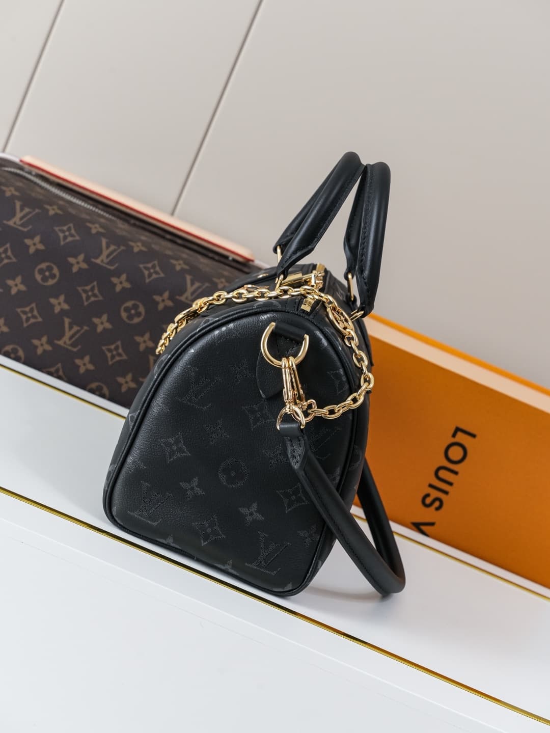 C5256 [Dynamic 163c01 Chip] M26486 Black – Exclusive original items [Exclusive background footage] This Speedy Bandoulière 25 handbag features leather with a soft, pillow-like texture, adding a modern touch to the LV Bliss series. The classic Monogram pat — image 2