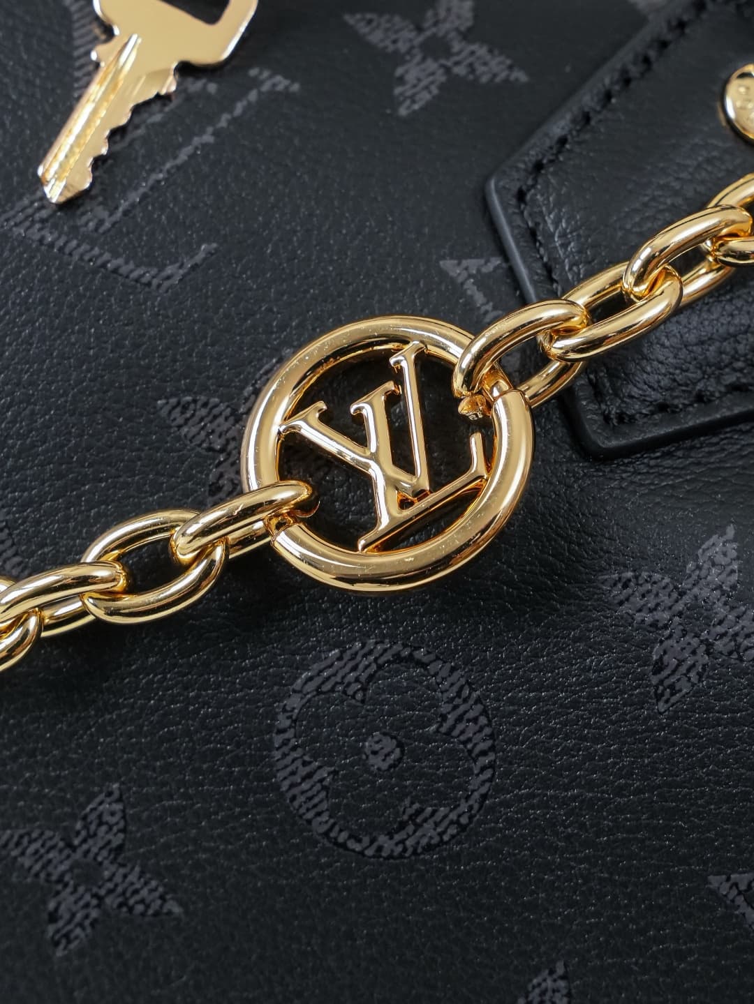 C5256 [Dynamic 163c01 Chip] M26486 Black – Exclusive original items [Exclusive background footage] This Speedy Bandoulière 25 handbag features leather with a soft, pillow-like texture, adding a modern touch to the LV Bliss series. The classic Monogram pat — image 8