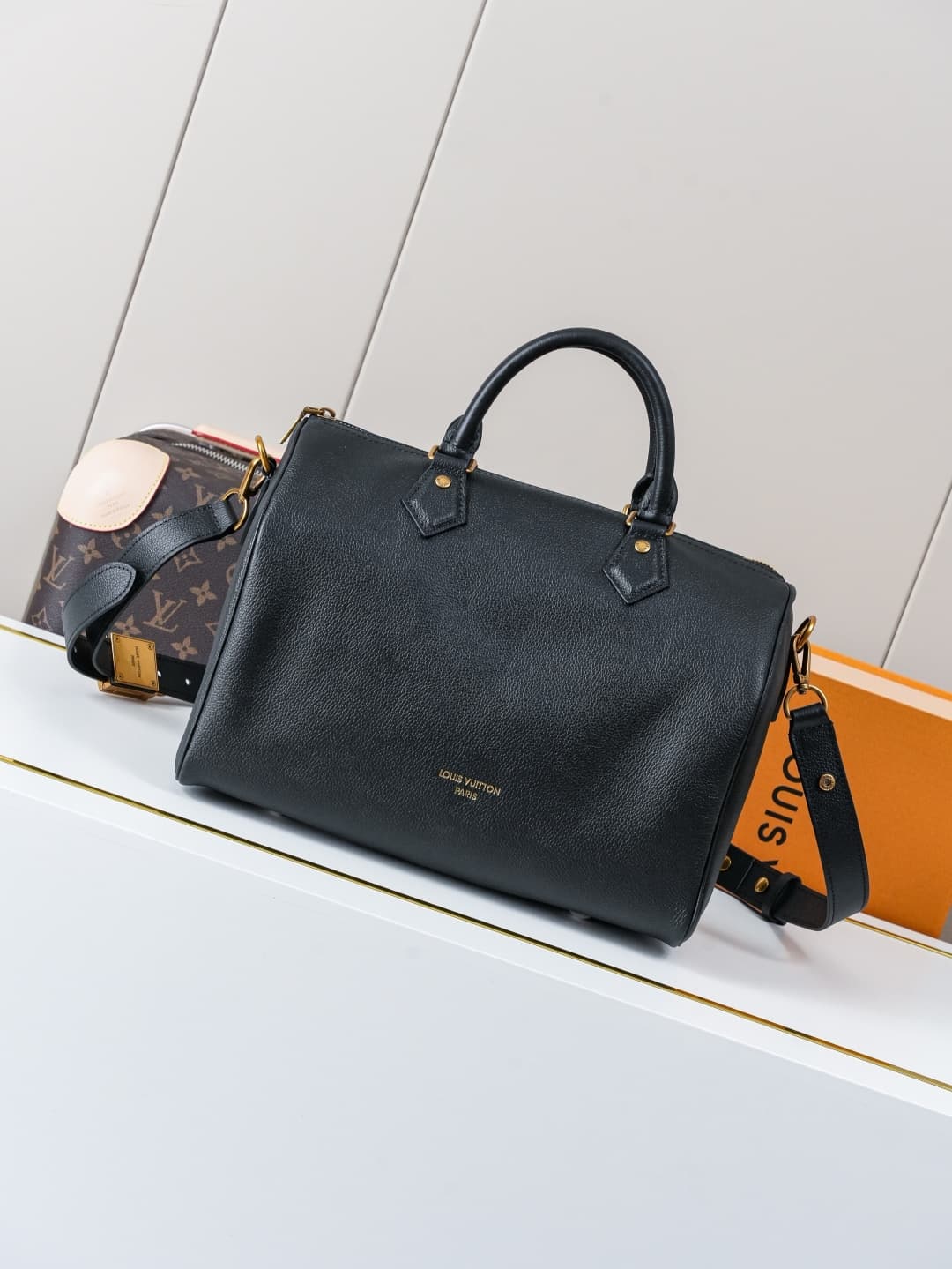 C5260 【Dynamic 163c01 Chip】M24891 Black – Exclusive original model 【Exclusive background footage】 This Speedy Soft 30 handbag features soft cowhide leather in a Low Key style, offering a simple design that makes it an ideal companion for travel. The iconi — image 1