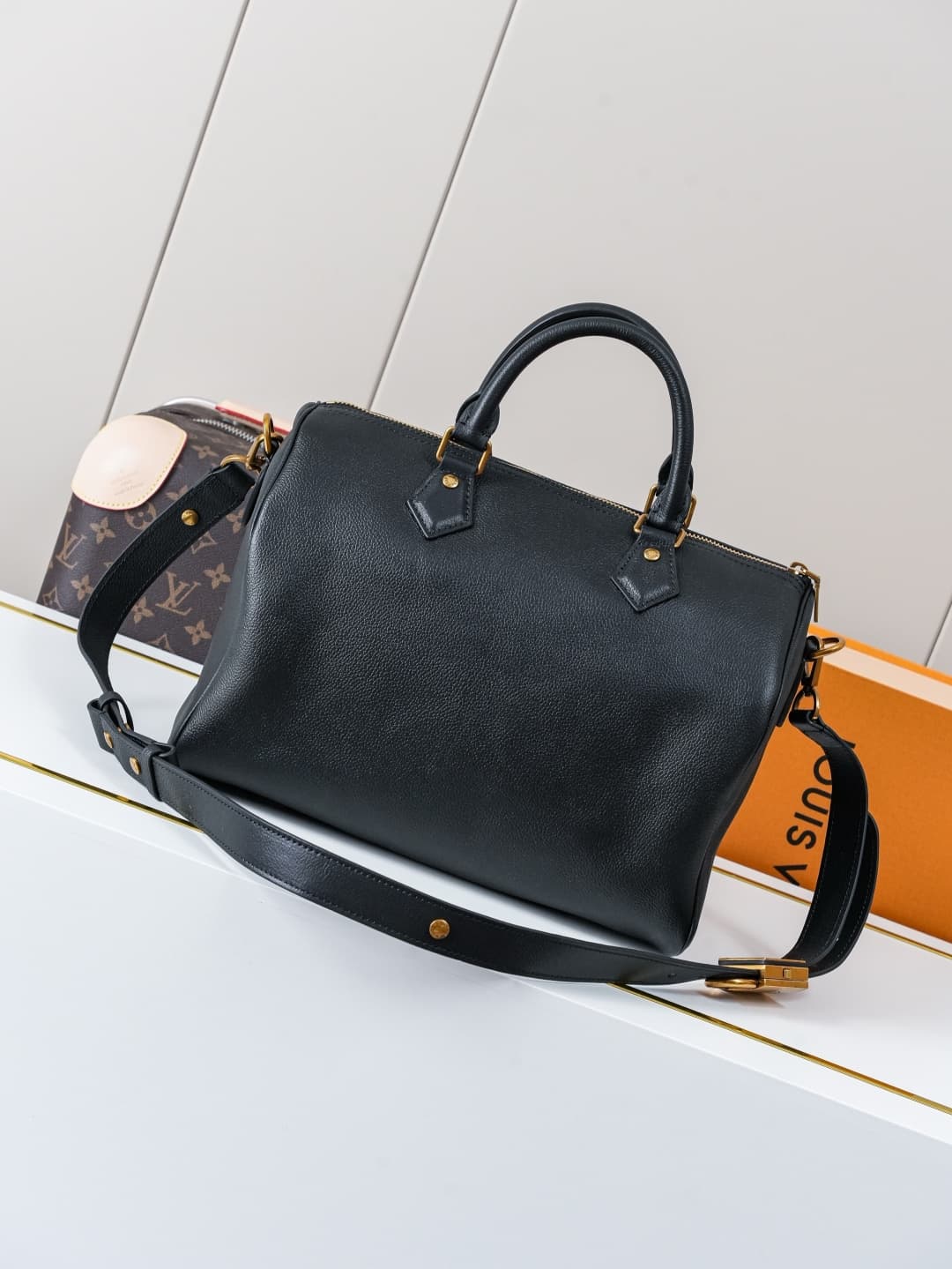 C5260 【Dynamic 163c01 Chip】M24891 Black – Exclusive original model 【Exclusive background footage】 This Speedy Soft 30 handbag features soft cowhide leather in a Low Key style, offering a simple design that makes it an ideal companion for travel. The iconi — image 3