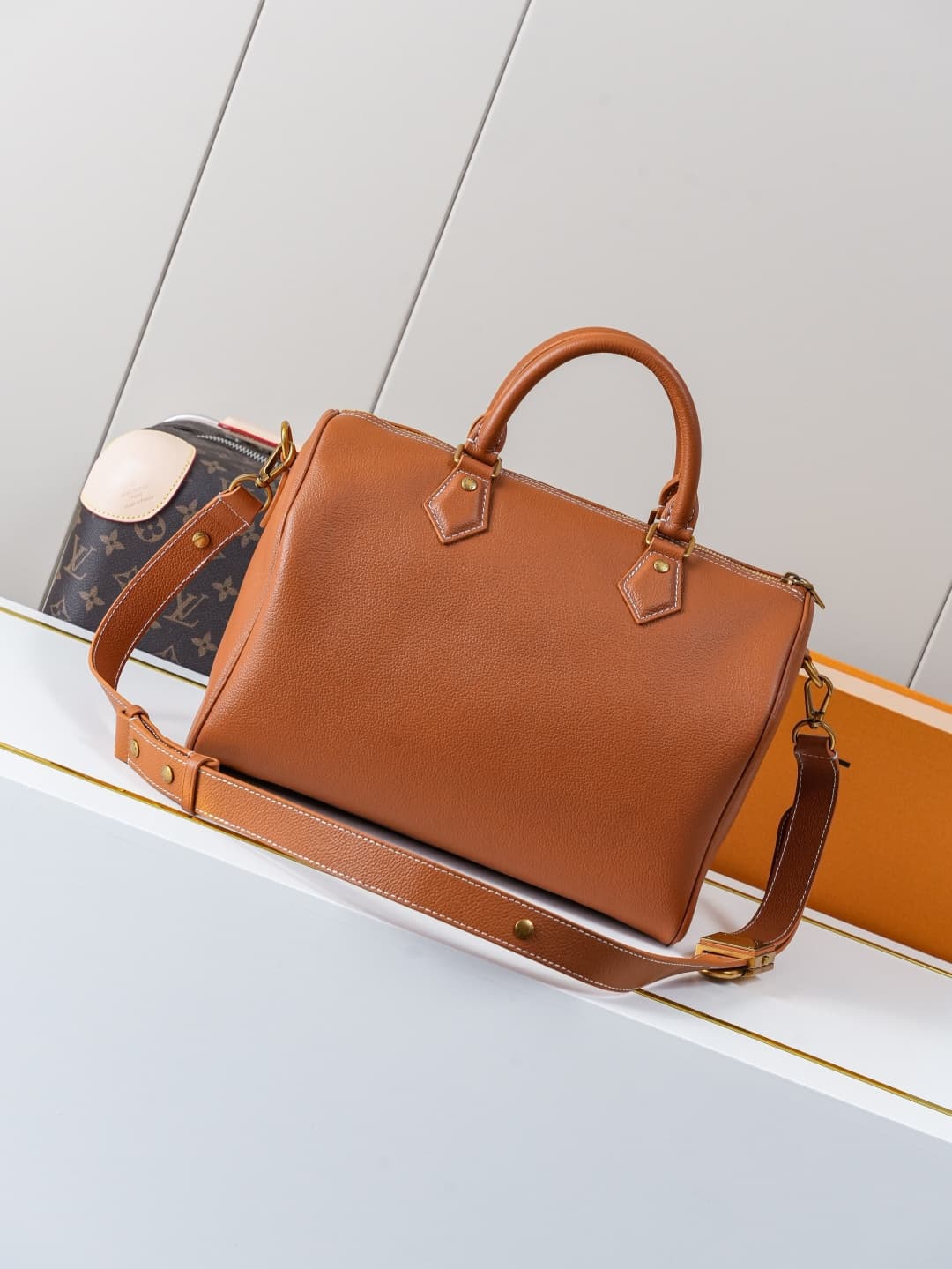 C5259 【Dynamic 163c01 Chip】M24892 Brown – Exclusive original model 【Exclusive background footage】 This Speedy Soft 30 handbag features soft cowhide leather in a Low Key style, with a minimalist design that makes it an ideal companion for travel. The iconi — image 4