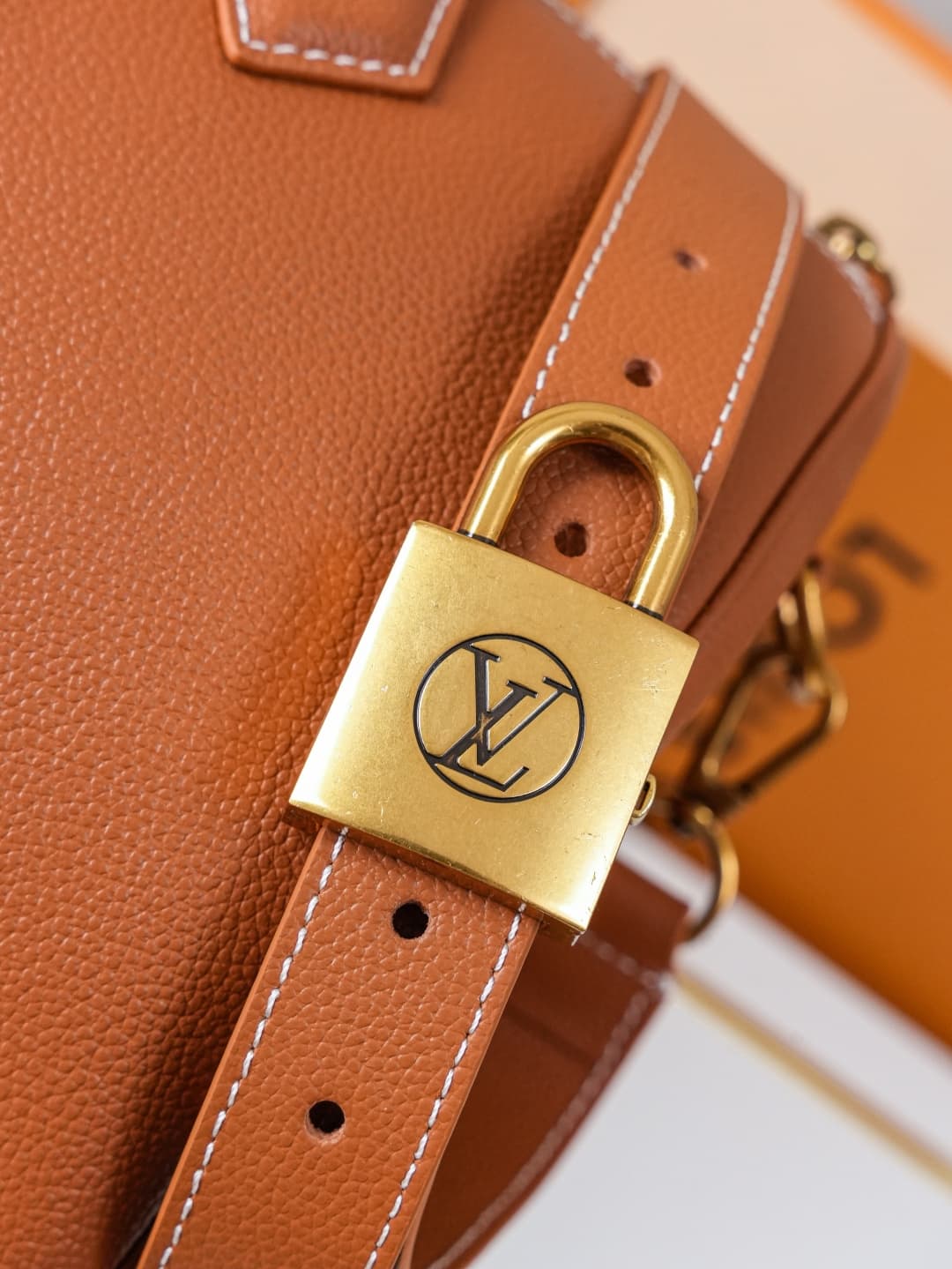 C5259 【Dynamic 163c01 Chip】M24892 Brown – Exclusive original model 【Exclusive background footage】 This Speedy Soft 30 handbag features soft cowhide leather in a Low Key style, with a minimalist design that makes it an ideal companion for travel. The iconi — image 6