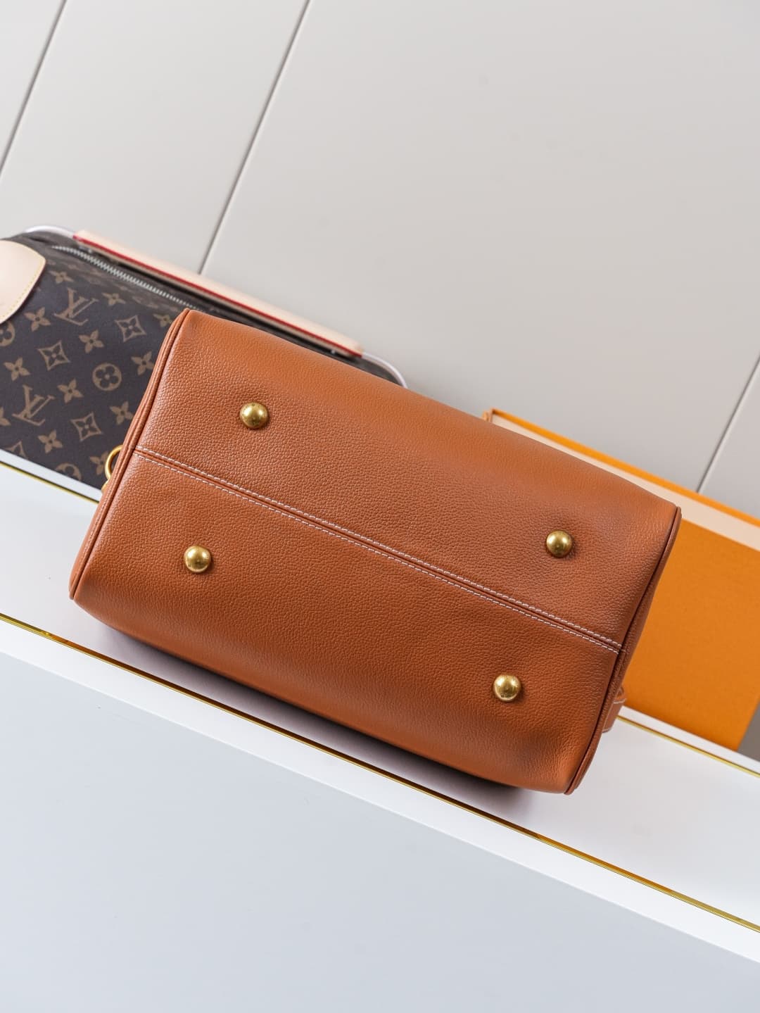 C5259 【Dynamic 163c01 Chip】M24892 Brown – Exclusive original model 【Exclusive background footage】 This Speedy Soft 30 handbag features soft cowhide leather in a Low Key style, with a minimalist design that makes it an ideal companion for travel. The iconi — image 5