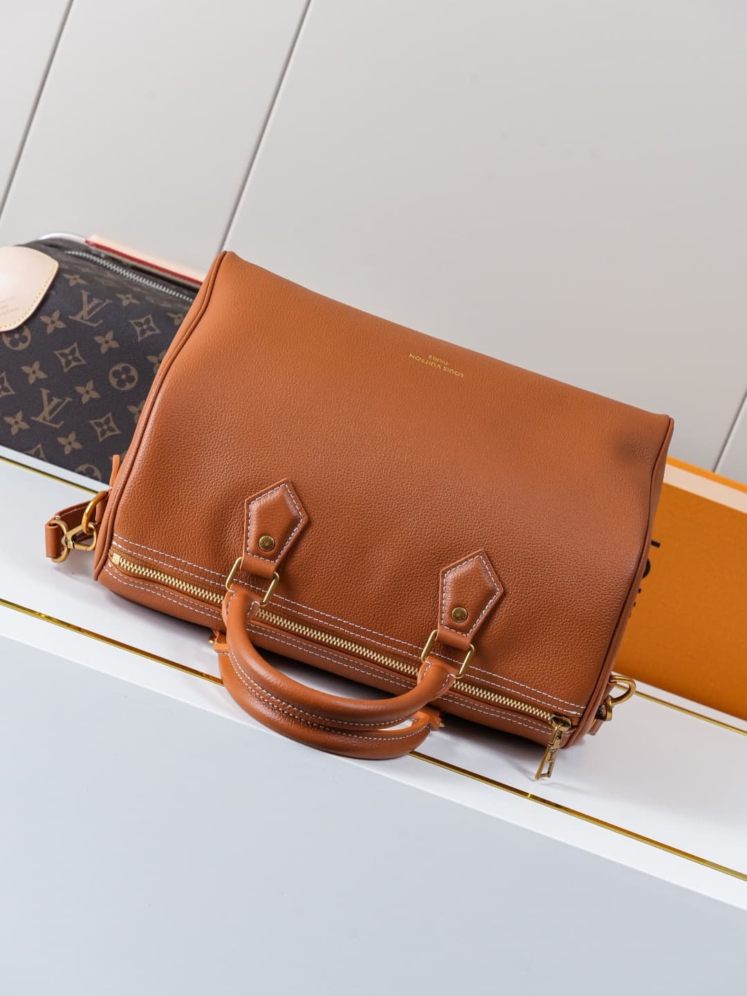 C5259 【Dynamic 163c01 Chip】M24892 Brown – Exclusive original model 【Exclusive background footage】 This Speedy Soft 30 handbag features soft cowhide leather in a Low Key style, with a minimalist design that makes it an ideal companion for travel. The iconi — image 3