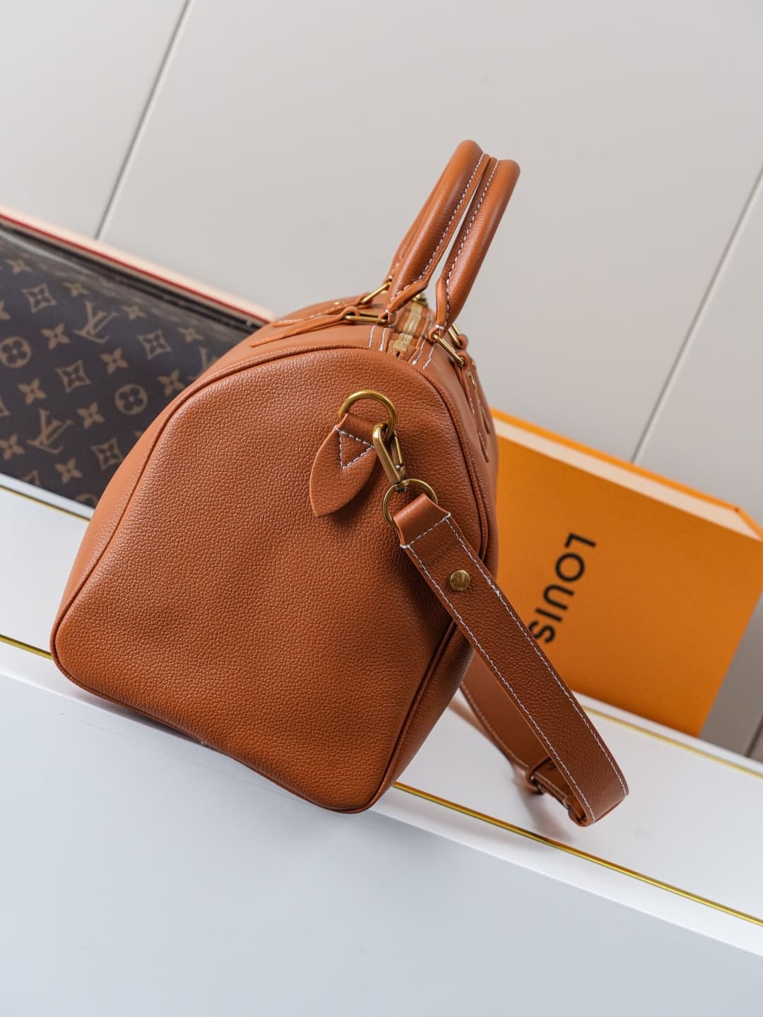 C5259 【Dynamic 163c01 Chip】M24892 Brown – Exclusive original model 【Exclusive background footage】 This Speedy Soft 30 handbag features soft cowhide leather in a Low Key style, with a minimalist design that makes it an ideal companion for travel. The iconi — image 2