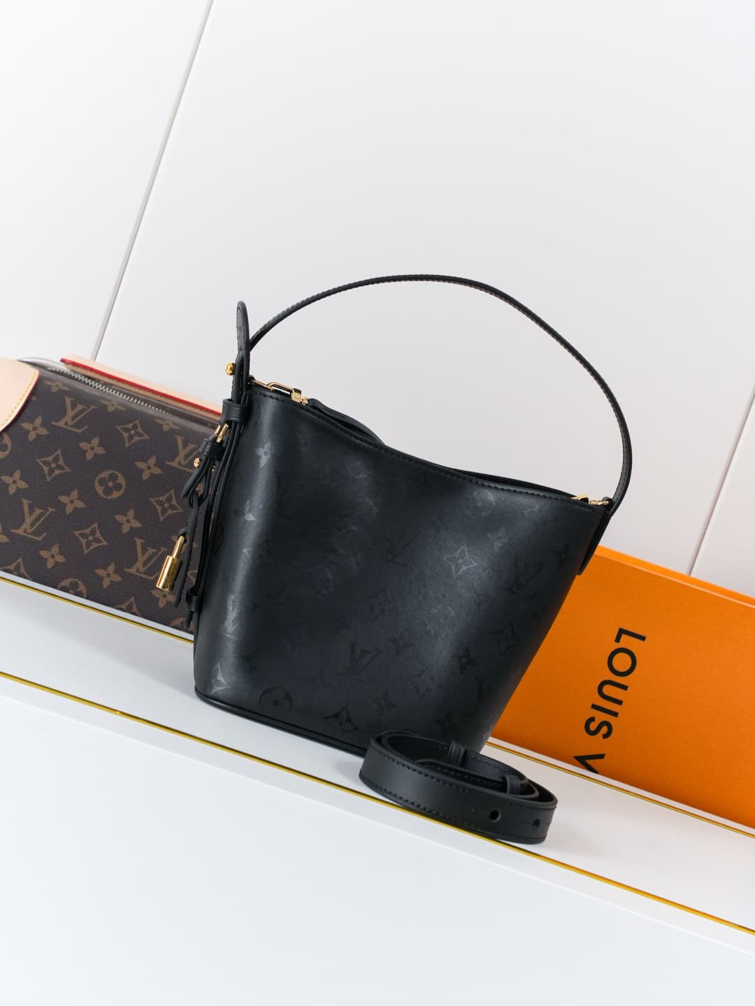 C5109 [Dynamic 163c01 Chip] M3A156 Black Flower – Exclusive original item [Exclusive background footage] This All In BB handbag belongs to the Monogram Ink collection. It features a glossy finish made of fine leather, effectively capturing the interplay o — image 1