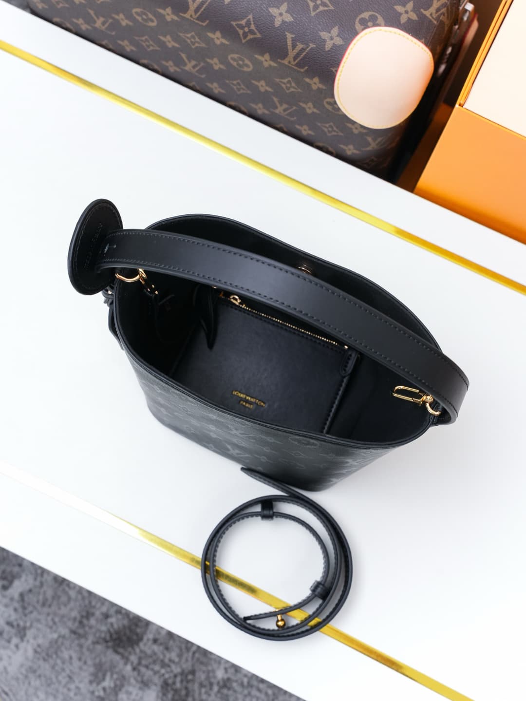 C5109 [Dynamic 163c01 Chip] M3A156 Black Flower – Exclusive original item [Exclusive background footage] This All In BB handbag belongs to the Monogram Ink collection. It features a glossy finish made of fine leather, effectively capturing the interplay o — image 8
