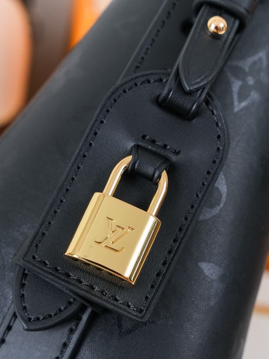 C5109 [Dynamic 163c01 Chip] M3A156 Black Flower – Exclusive original item [Exclusive background footage] This All In BB handbag belongs to the Monogram Ink collection. It features a glossy finish made of fine leather, effectively capturing the interplay o — image 5