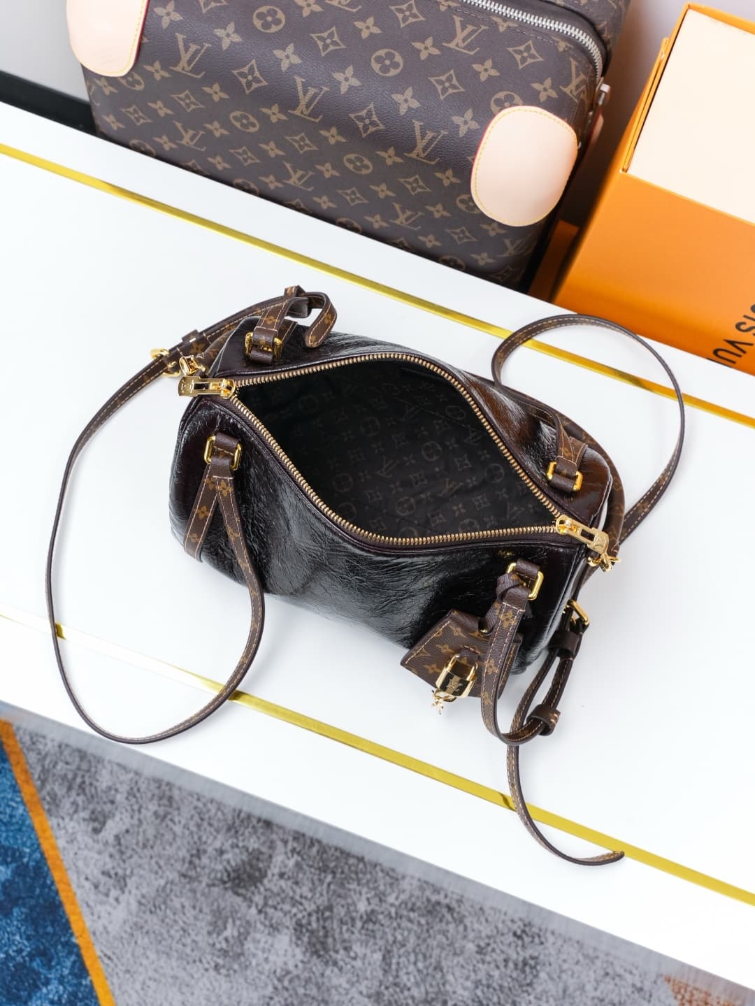 C5108 【Dynamic 163c01 Chip】M3A265 Ebony Lacquer – High-quality original items [Exclusive background footage]. This small bag features leather with unique crease patterns, and the Monogram Saga design adds a fresh look. The Monogram canvas creates elaborat — image 8