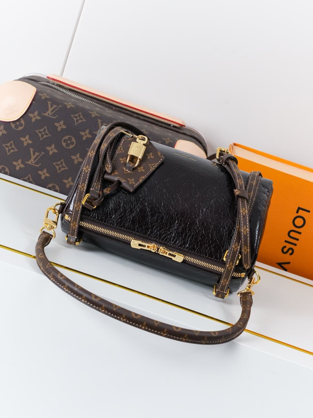 C5108 【Dynamic 163c01 Chip】M3A265 Ebony Lacquer – High-quality original items [Exclusive background footage]. This small bag features leather with unique crease patterns, and the Monogram Saga design adds a fresh look. The Monogram canvas creates elaborat — image 4