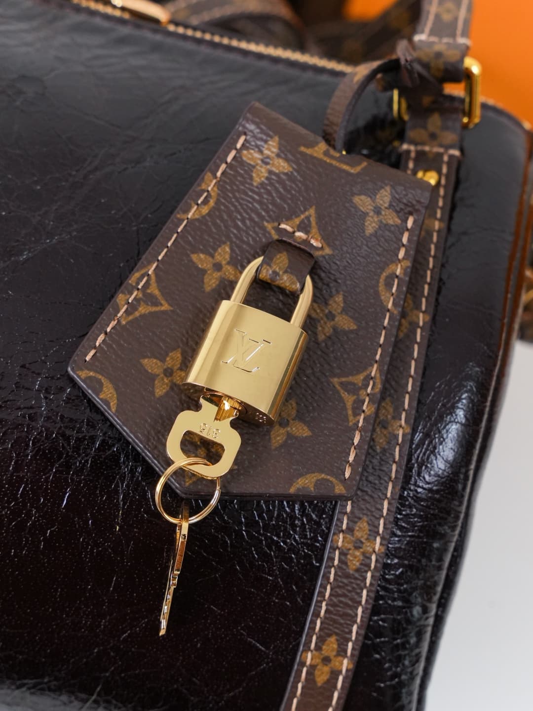 C5108 【Dynamic 163c01 Chip】M3A265 Ebony Lacquer – High-quality original items [Exclusive background footage]. This small bag features leather with unique crease patterns, and the Monogram Saga design adds a fresh look. The Monogram canvas creates elaborat — image 7