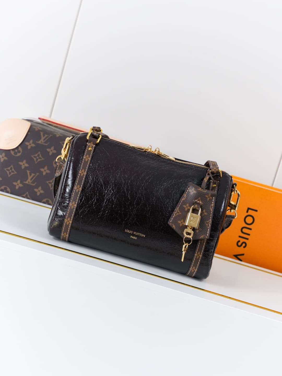 C5108 【Dynamic 163c01 Chip】M3A265 Ebony Lacquer – High-quality original items [Exclusive background footage]. This small bag features leather with unique crease patterns, and the Monogram Saga design adds a fresh look. The Monogram canvas creates elaborat — image 1