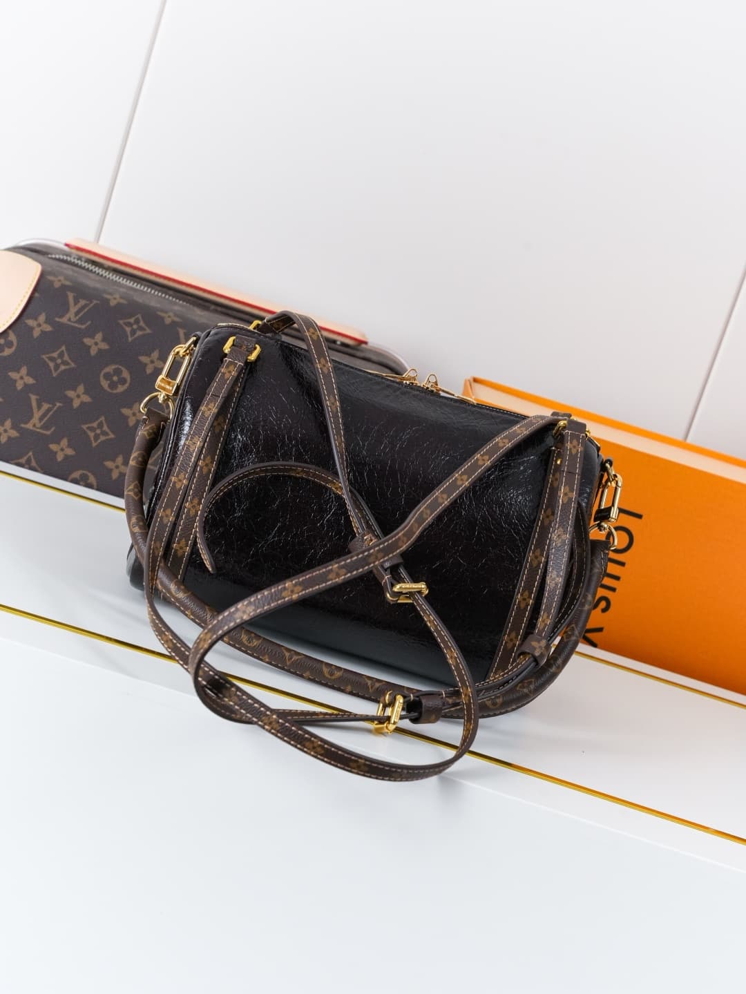 C5108 【Dynamic 163c01 Chip】M3A265 Ebony Lacquer – High-quality original items [Exclusive background footage]. This small bag features leather with unique crease patterns, and the Monogram Saga design adds a fresh look. The Monogram canvas creates elaborat — image 3