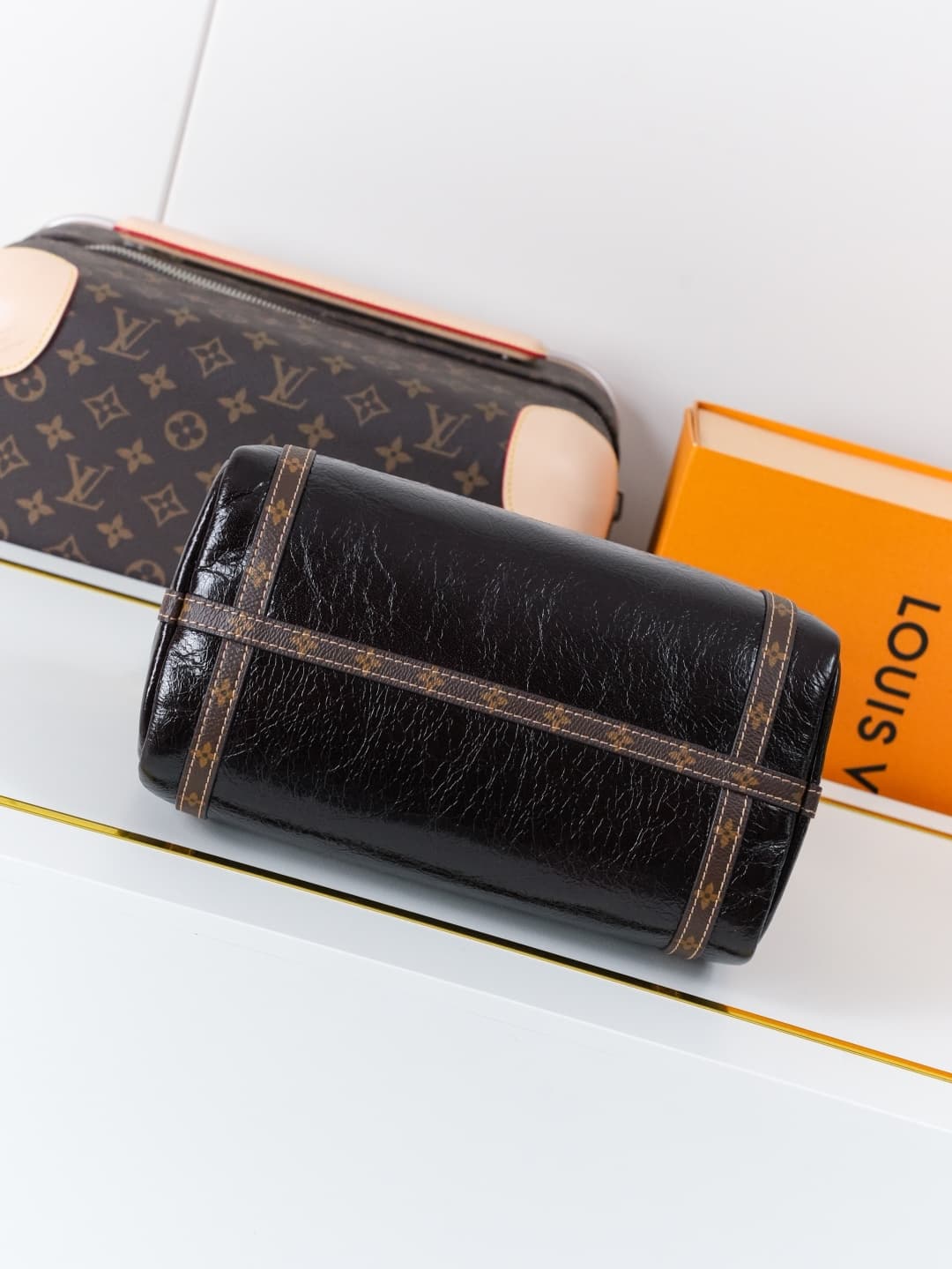C5108 【Dynamic 163c01 Chip】M3A265 Ebony Lacquer – High-quality original items [Exclusive background footage]. This small bag features leather with unique crease patterns, and the Monogram Saga design adds a fresh look. The Monogram canvas creates elaborat — image 5