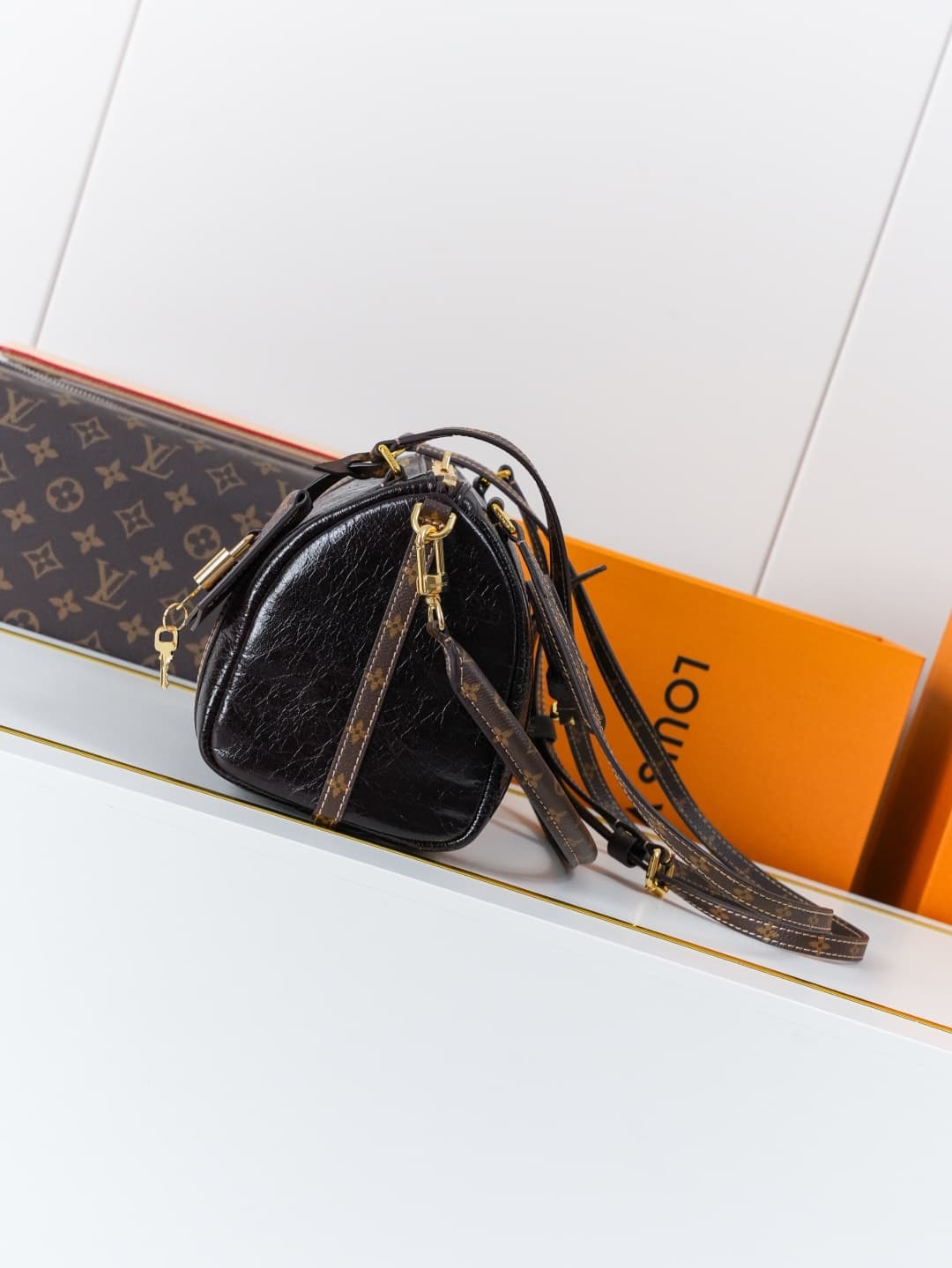 C5108 【Dynamic 163c01 Chip】M3A265 Ebony Lacquer – High-quality original items [Exclusive background footage]. This small bag features leather with unique crease patterns, and the Monogram Saga design adds a fresh look. The Monogram canvas creates elaborat — image 2