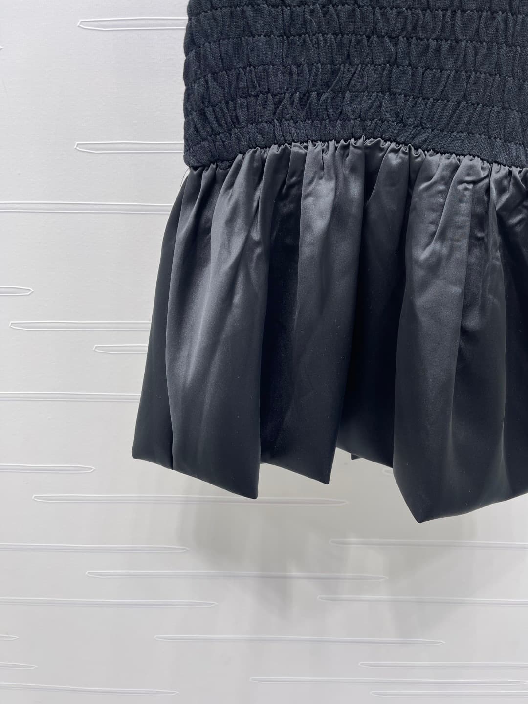 C18444 📣 New high-end collection MiuMi*2026 – the latest spring series! A pleated halter dress! Customized imported materials, with a shiny texture and elegant appearance. The halter cut design features a logo emblem on the chest, adding a refined touch.  — image 5