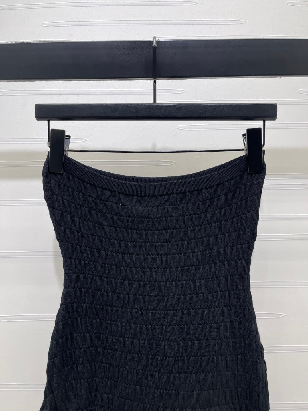 C18444 📣 New high-end collection MiuMi*2026 – the latest spring series! A pleated halter dress! Customized imported materials, with a shiny texture and elegant appearance. The halter cut design features a logo emblem on the chest, adding a refined touch.  — image 7