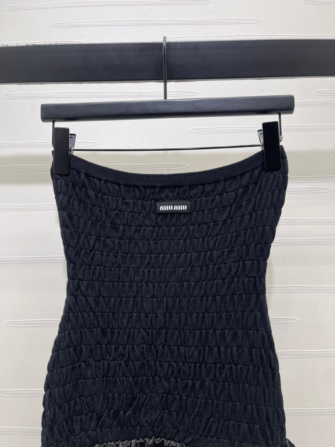 C18444 📣 New high-end collection MiuMi*2026 – the latest spring series! A pleated halter dress! Customized imported materials, with a shiny texture and elegant appearance. The halter cut design features a logo emblem on the chest, adding a refined touch.  — image 4