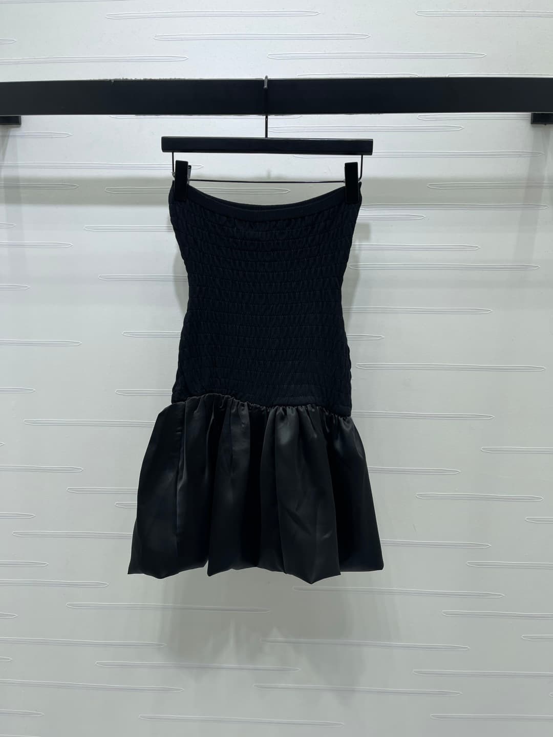 C18444 📣 New high-end collection MiuMi*2026 – the latest spring series! A pleated halter dress! Customized imported materials, with a shiny texture and elegant appearance. The halter cut design features a logo emblem on the chest, adding a refined touch.  — image 8