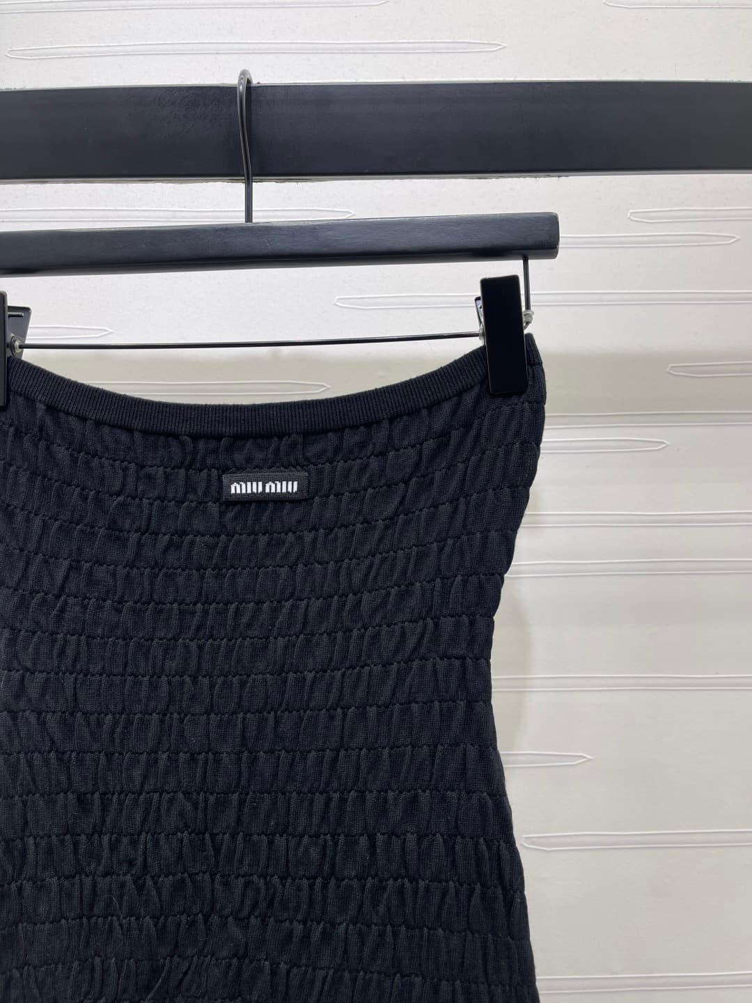 C18444 📣 New high-end collection MiuMi*2026 – the latest spring series! A pleated halter dress! Customized imported materials, with a shiny texture and elegant appearance. The halter cut design features a logo emblem on the chest, adding a refined touch.  — image 2